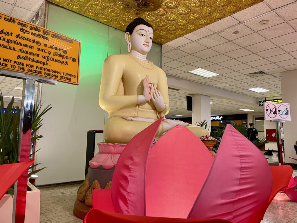 コロンボ国際空港のトランジットエリアにある大仏像：旅の安全を祈願して