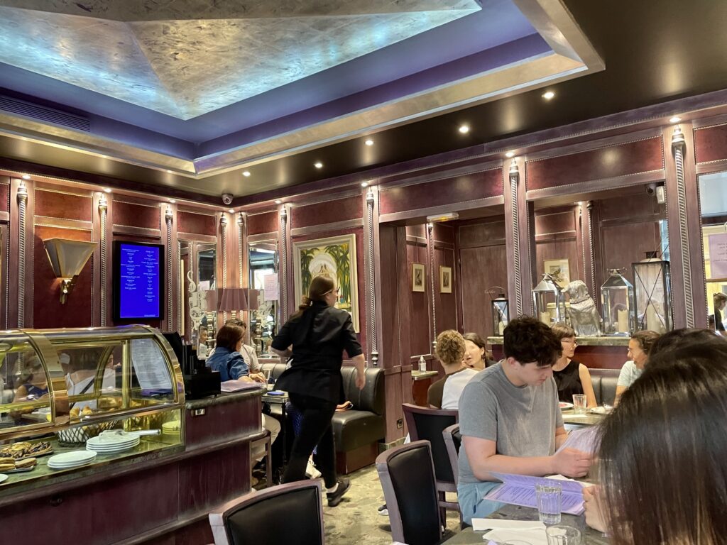 パリのカフェの店内の様子