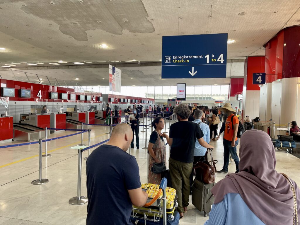 ワクチンパスポートは空港で搭乗手続きをするときに必要：シャルル・ド・ゴール空港の搭乗手続きカウンター