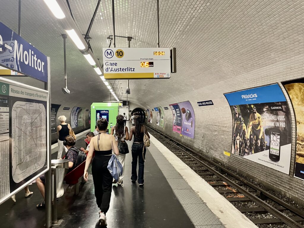 メトロ10号線の「Gare d`Austerlit」行きのホーム