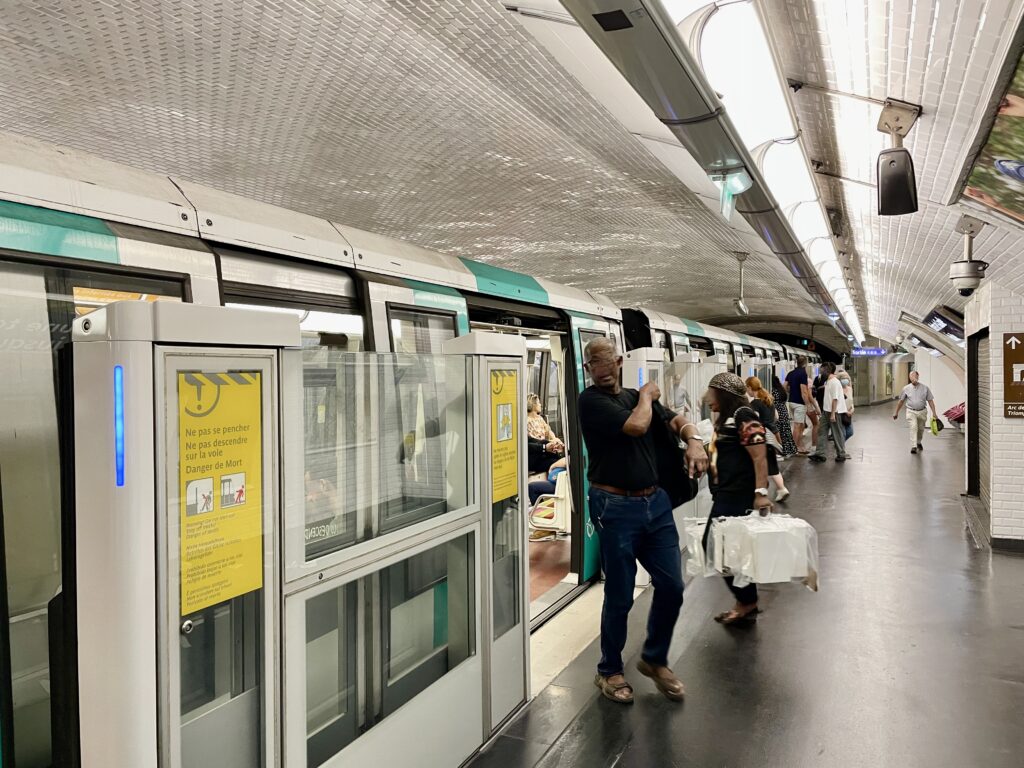 パリの地下鉄「シャルル・ド・ゴール・エトワール駅」のホーム