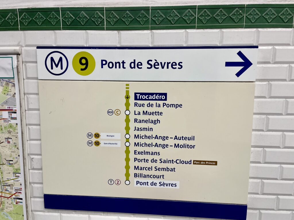 トロカデロ駅にある9号線の路線図