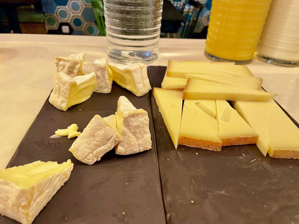 大きくカットされたチーズ