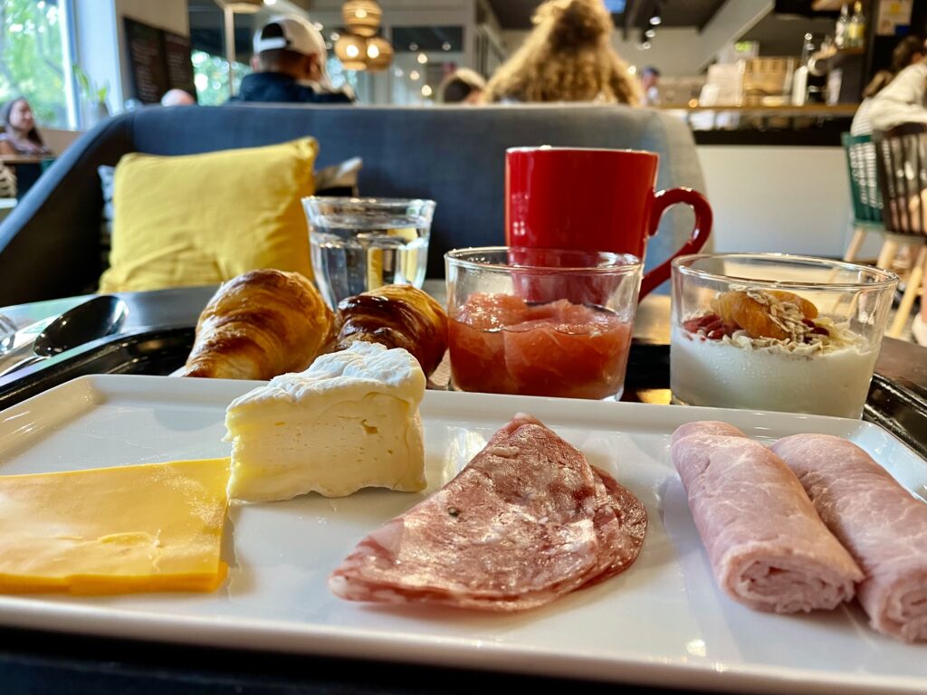 朝食のハムやチーズ