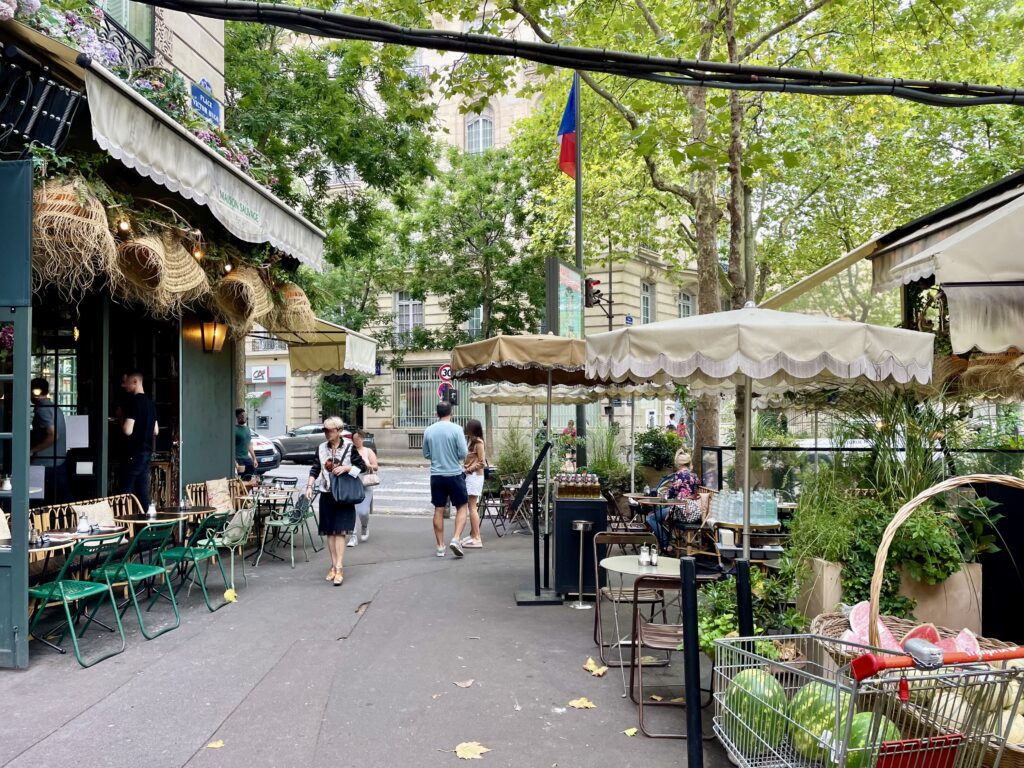 九叉路の一角にあるレストラン「Maison Sauvage Victor Hugo」