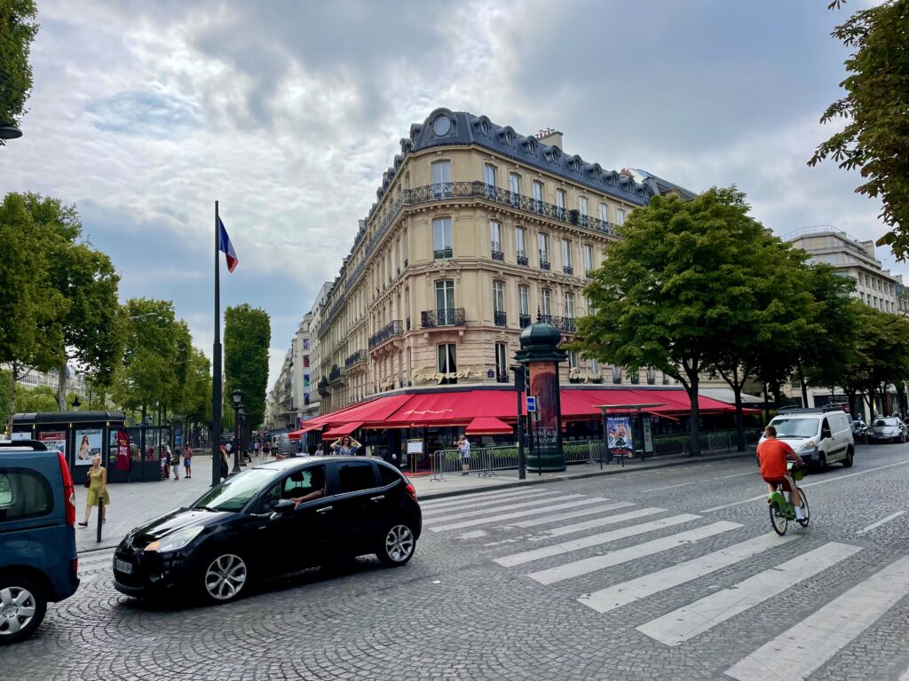 パリ4大老舗カフェの一つ「Le Fouquet's（フーケ）」