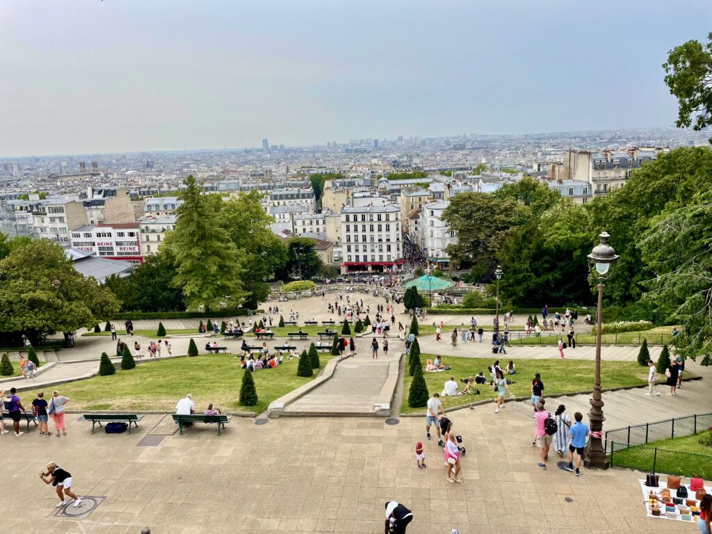 Louise Michel Parkの上から見下ろすパリの景色