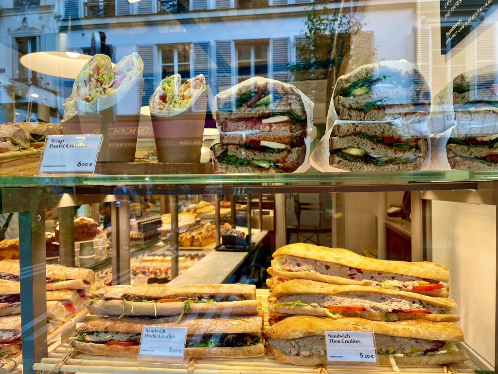 ブラッセリーの店頭に並ぶサンドイッチ。サンドイッチは旅行中の食費を節約できる食べ物