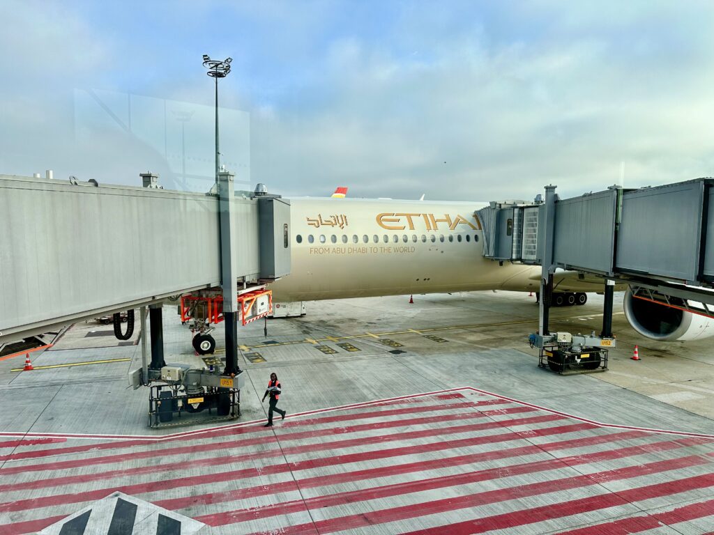シャルル・ド・ゴール空港ターミナル1に到着したアブダビ発エティハド航空31便
