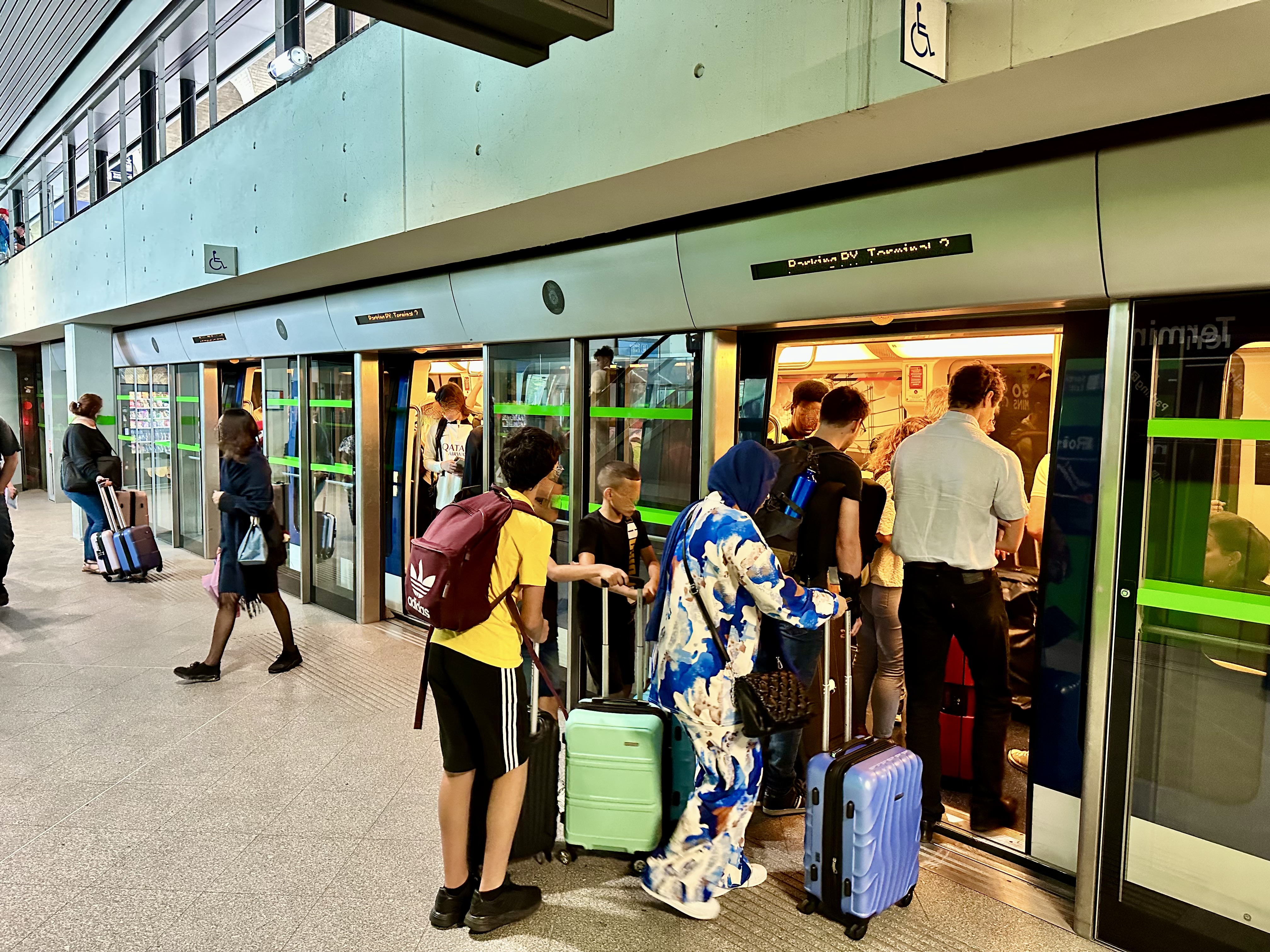 シャルル・ド・ゴール空港ターミナル1とRER駅を結ぶ無料エアポートシャトル