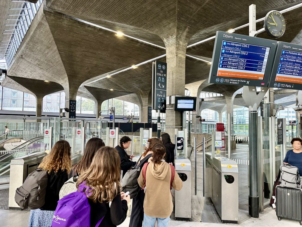 RER B線ターミナル1駅の自動改札