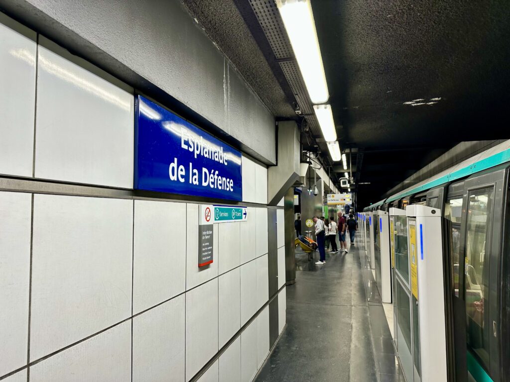 メトロ1号線エスプラネード・ラ・デファンス駅