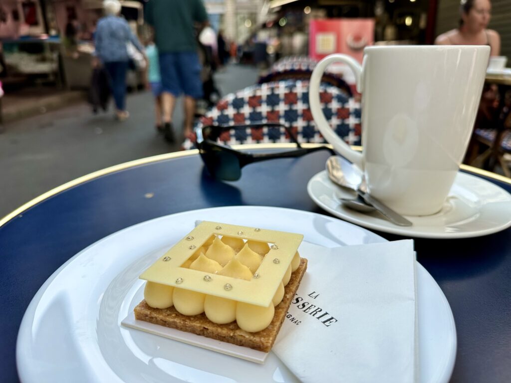 パリの旅ランでは休憩中にこんな美味しいケーキも食べれる