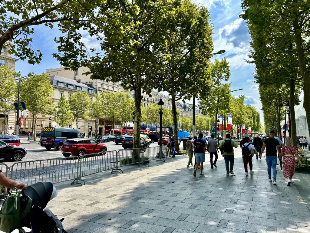シャンゼリゼ大通りの広い歩道