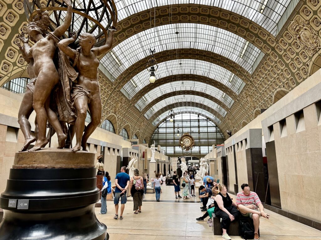 天窓からの灯りを浴びた彫刻が立ち並ぶオルセー美術館の0階の回廊