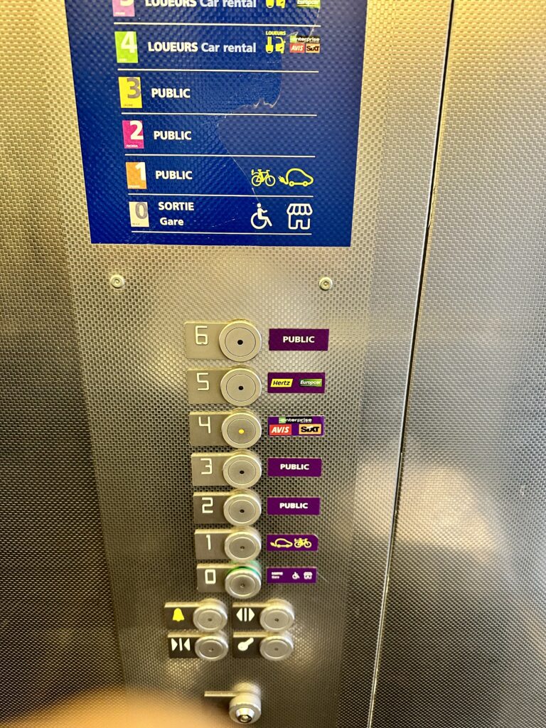 エレベーターにもレンタカー会社ごとの表示があります