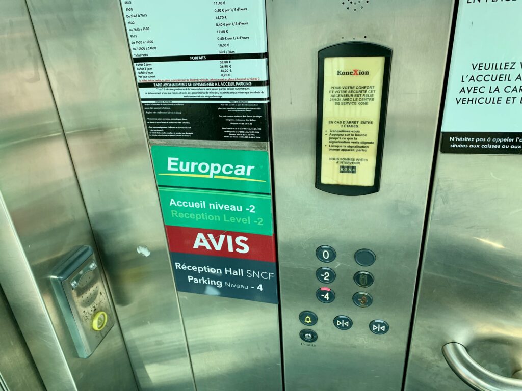 ニーム駅南口地下駐車場のエレベーター