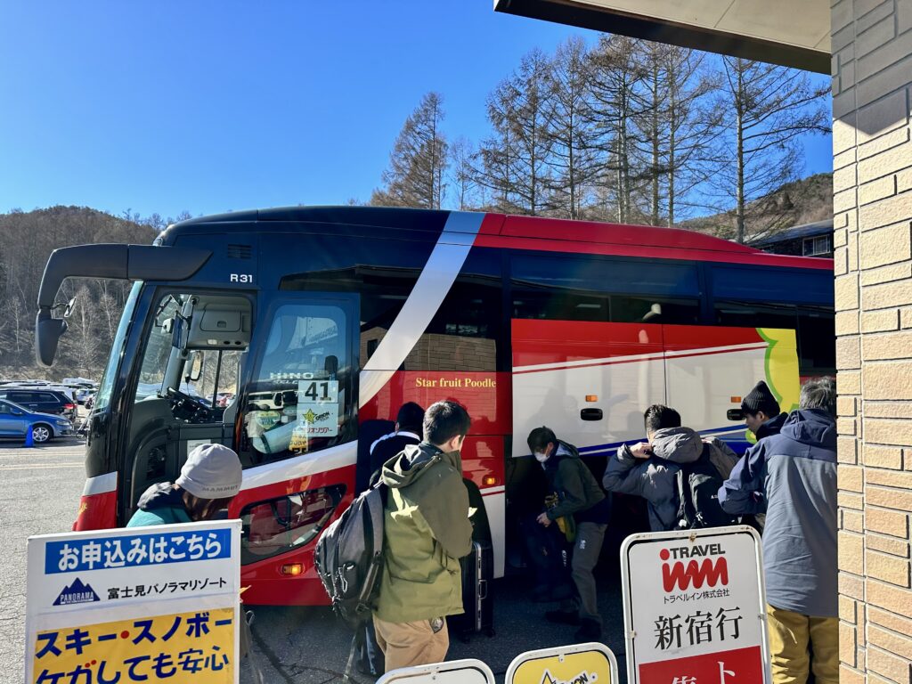 富士見パノラマリゾートに到着したツアーバス