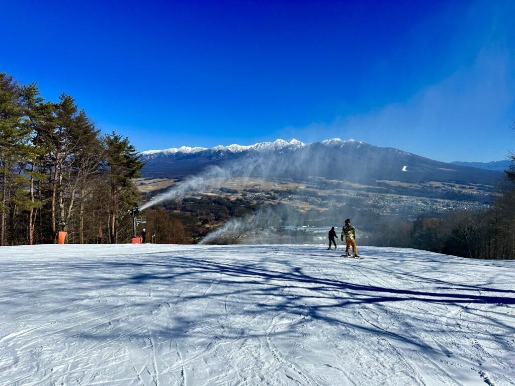After getting off the 4th lift is Cedar Slope, an intermediate course. Yatsugatake can be seen across the street.