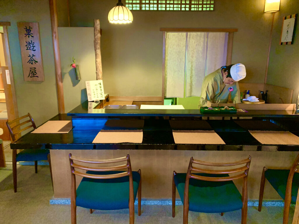 A counter where craftsmen demonstrate how to make Kyoto sweets