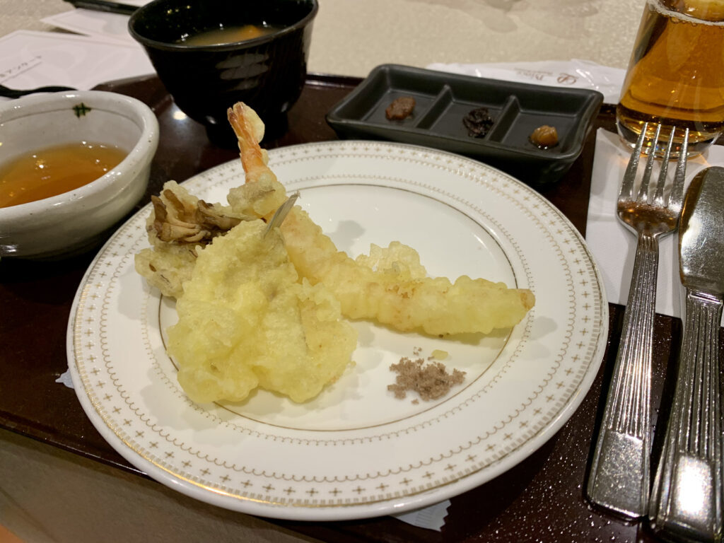 Freshly fried tempura with Kisu, mushrooms, and shrimp