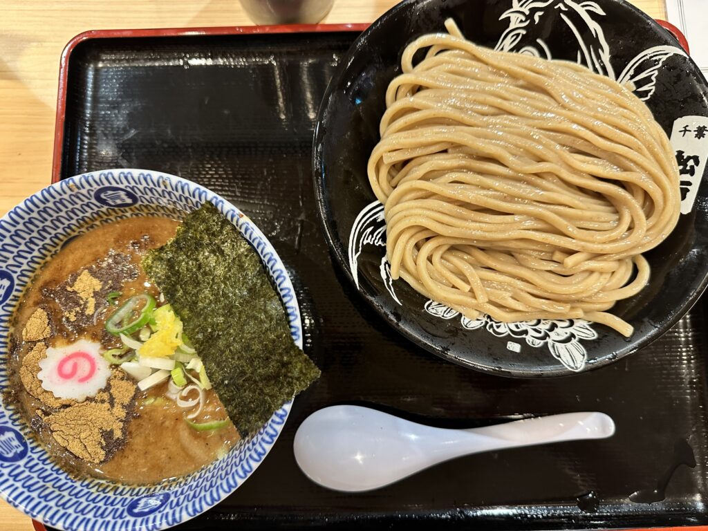 出発フロアのフードコートにある松戸富田のつけ麺
