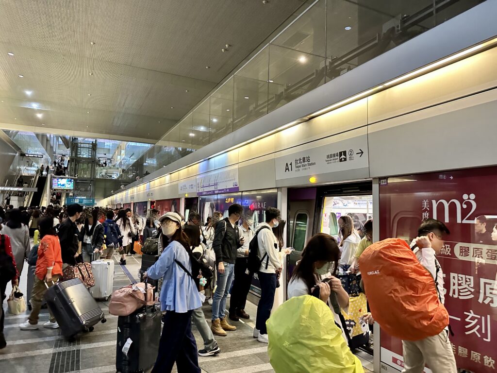 終点の台北駅でMRTを降りる乗客たち