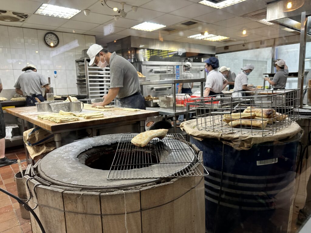 パンを焼いている阜杭豆漿の厨房