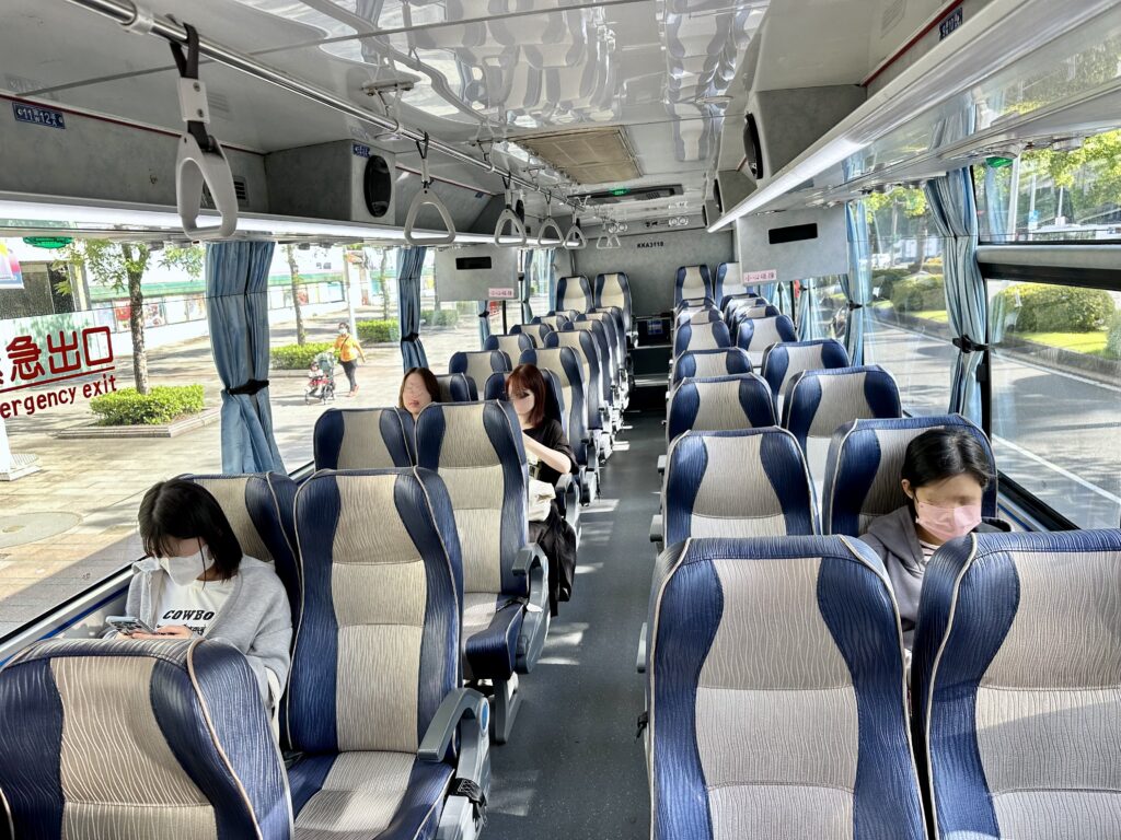 九份行きのバスの車内