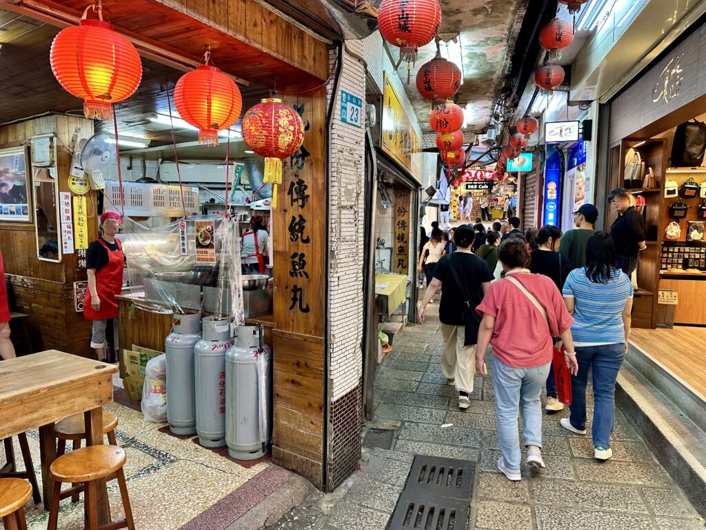 基山街で買い食いしながら歩くのは楽しい