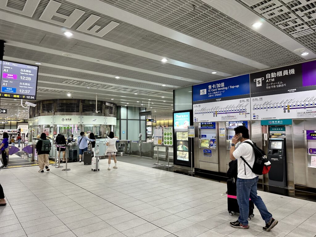 台湾桃園空港駅の改札と自動券売機