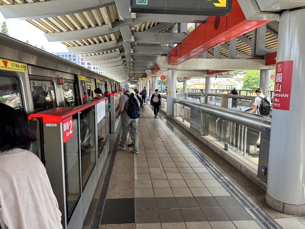 淡水信義線圓山駅のホーム