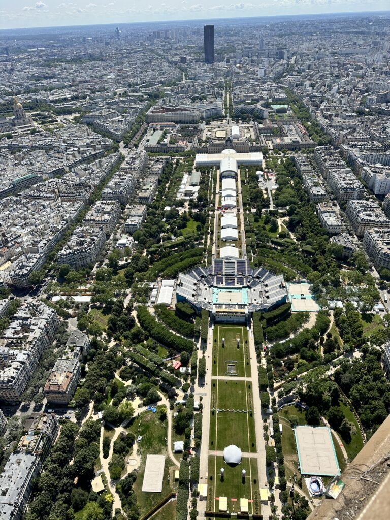 エッフェル塔のサミットから眺めるシャンドマルス公園とシャンドマルスアリーナ