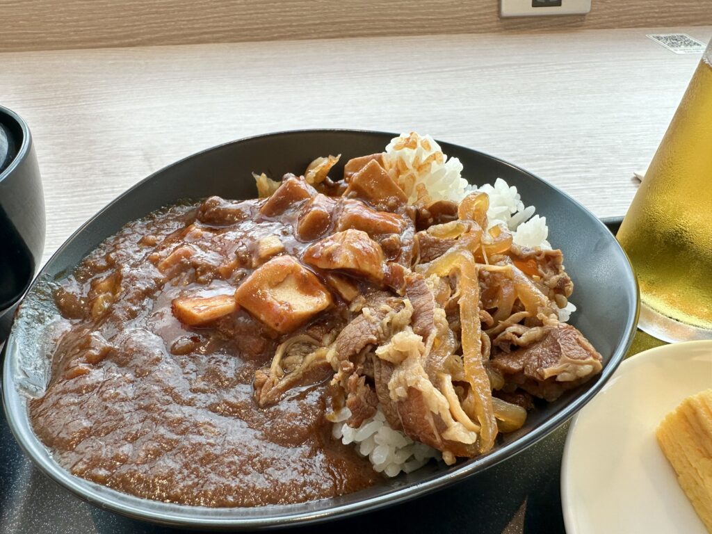 JALオリジナルビーフカレーに、麻婆豆腐、牛丼をトッピングした3種盛り