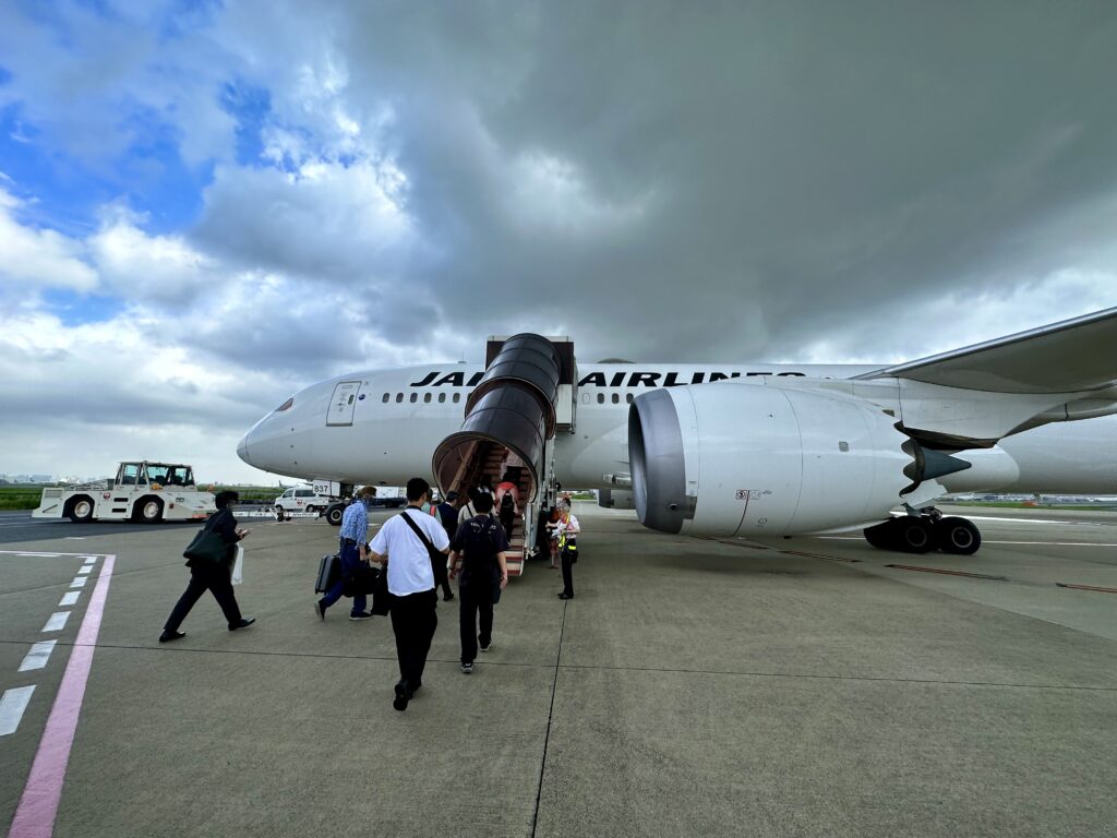 羽田空港の滑走路に駐機する日本航空機