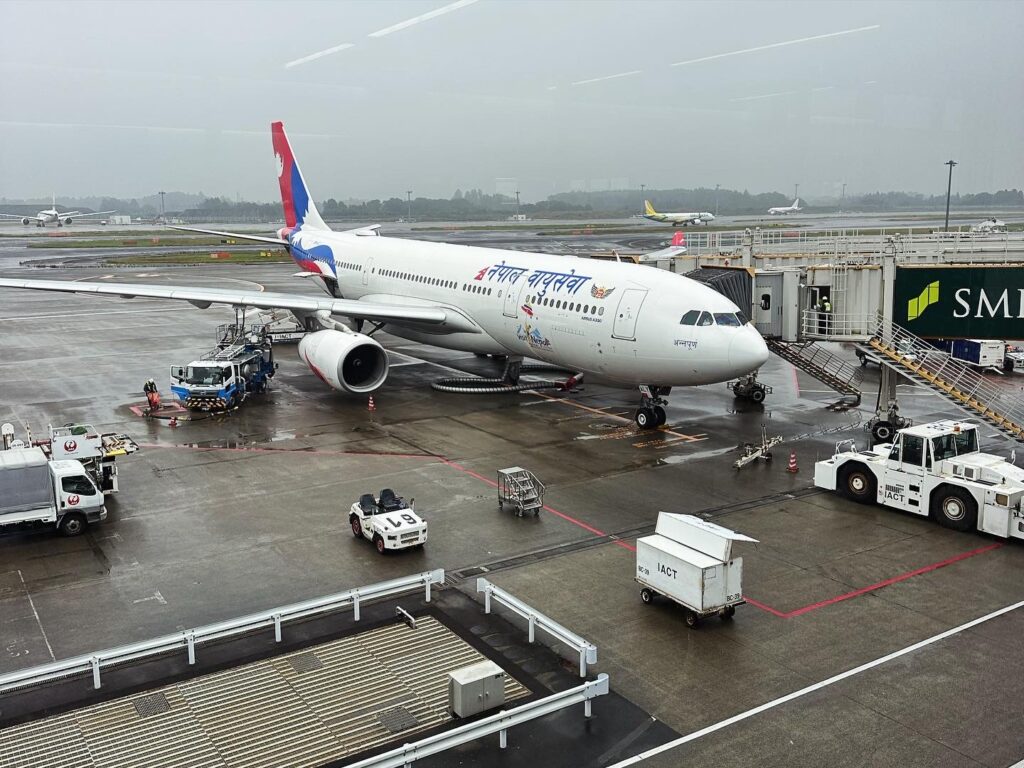 成田空港の滑走路に駐機するネパール航空カトマンズ行き