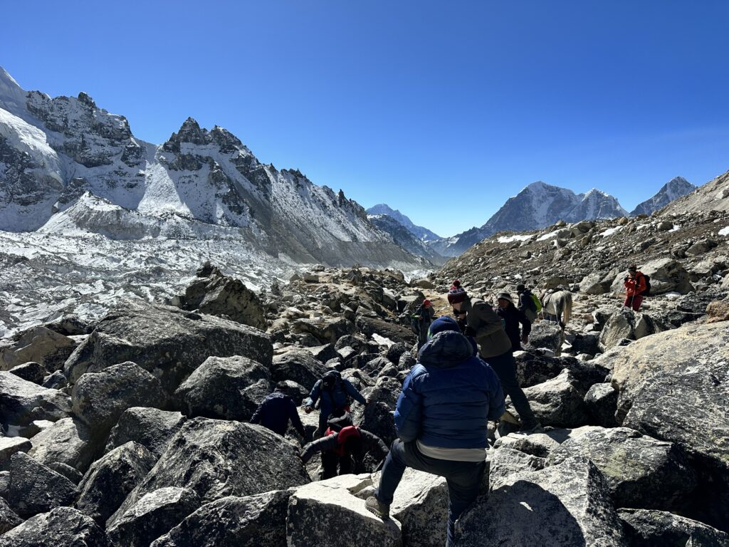 標高5364mのエベレストベースキャンプ付近。酸素濃度が低いので高山病予防はとても重要