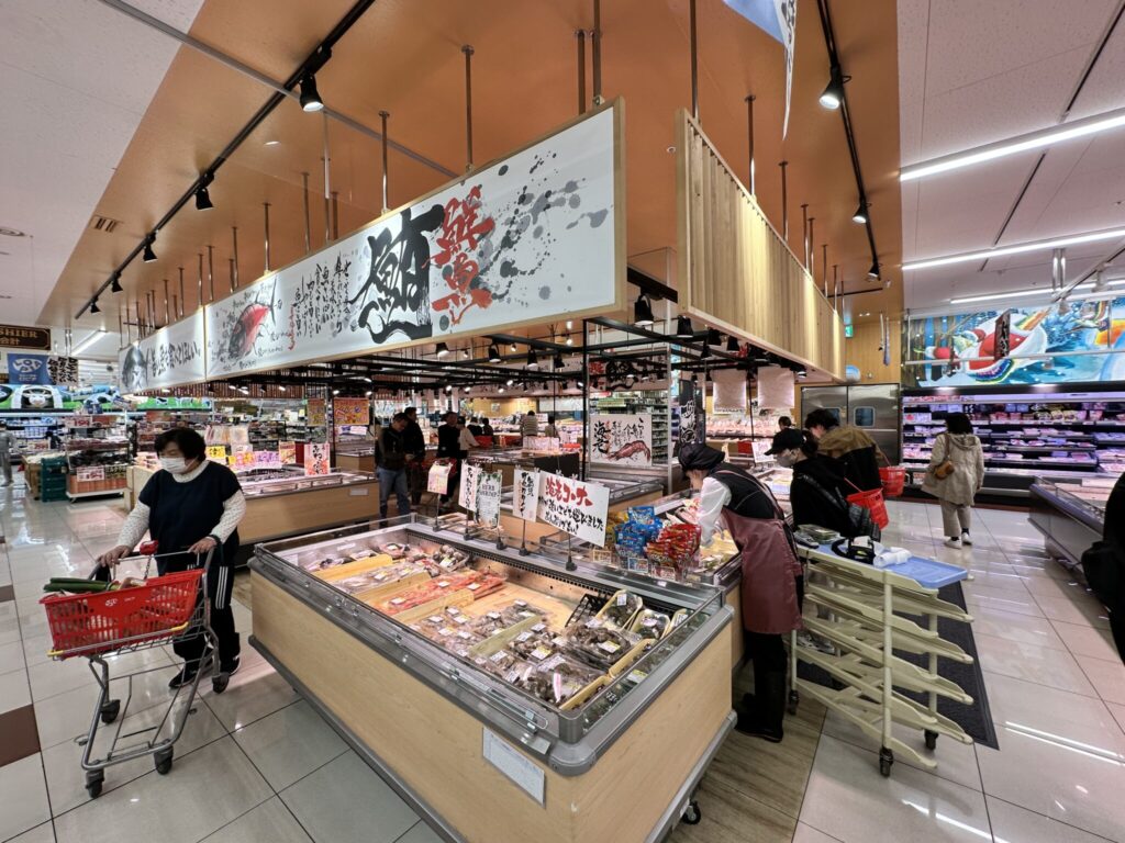 大型ディスカウントスーパーロピアの店内