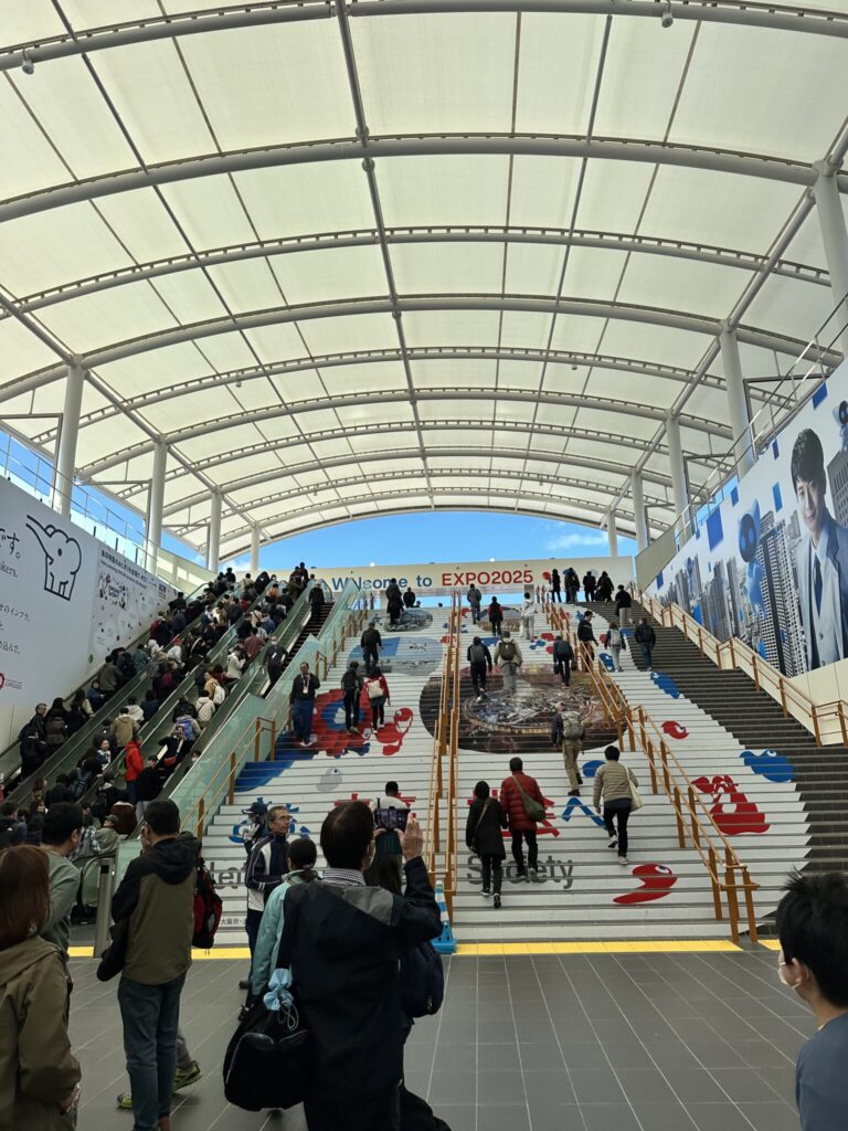 大阪メトロ中央線夢洲駅から万博会場に続く階段
