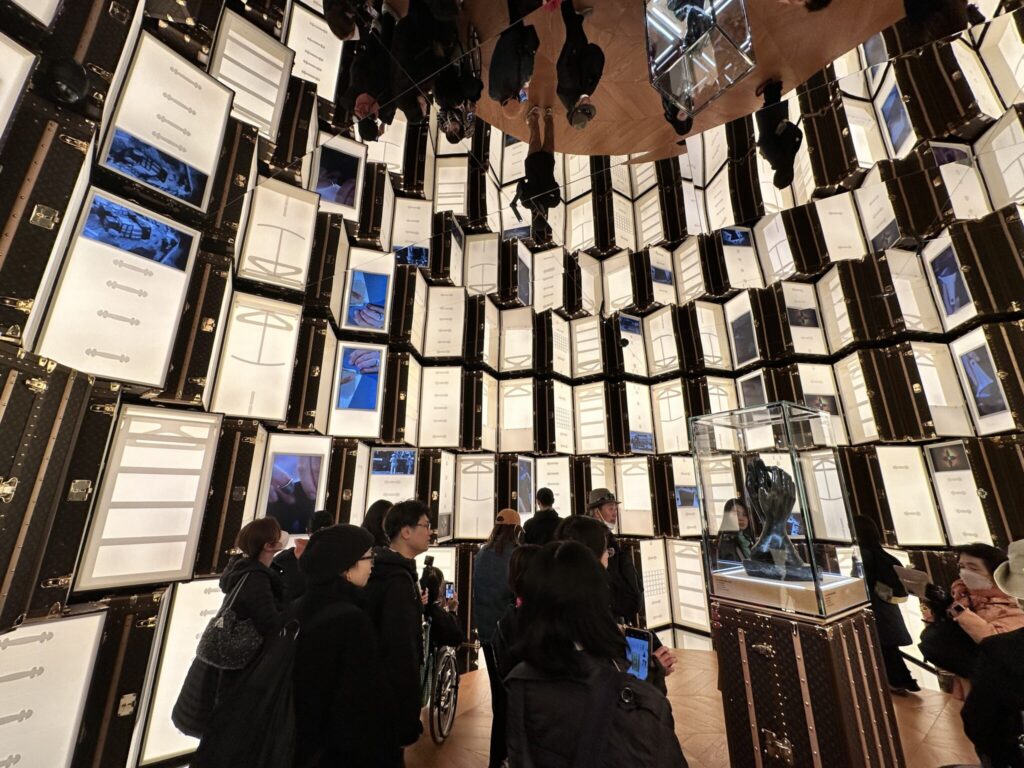 フランス館の84個のルイ・ヴィトンのトランクのインスタレーション