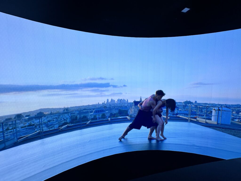 ポンピドゥー・センター屋上でのダンスパフォーマンスの記録映像
