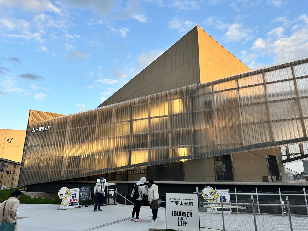 これといった特徴のない三菱未来館の外観