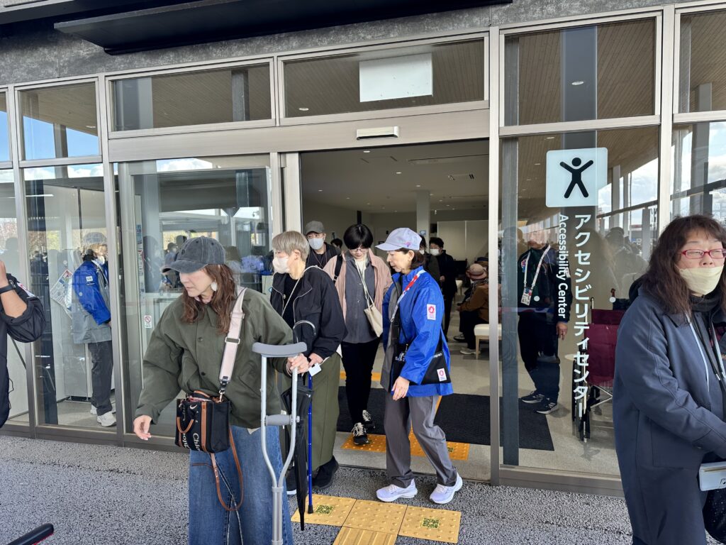 レンタル車椅子を貸してもらえる東ゲートに隣接するアクセシビリティセンター