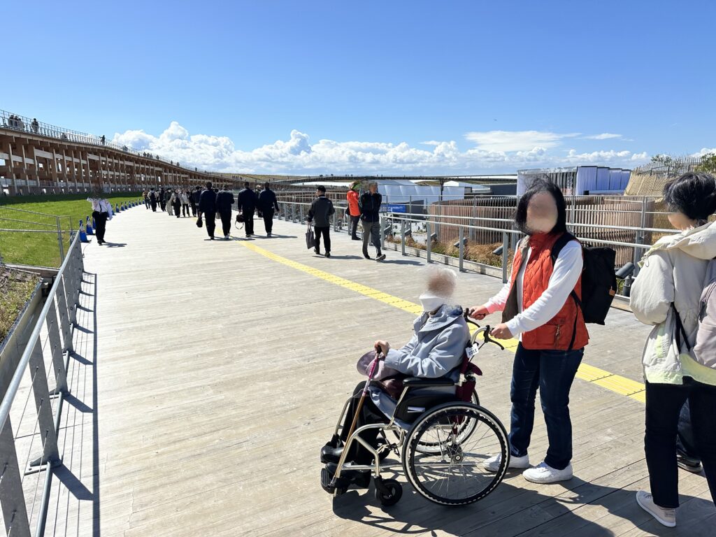 1周2kmもある大屋根リング。車椅子で登ってぐるっと1周できますよ