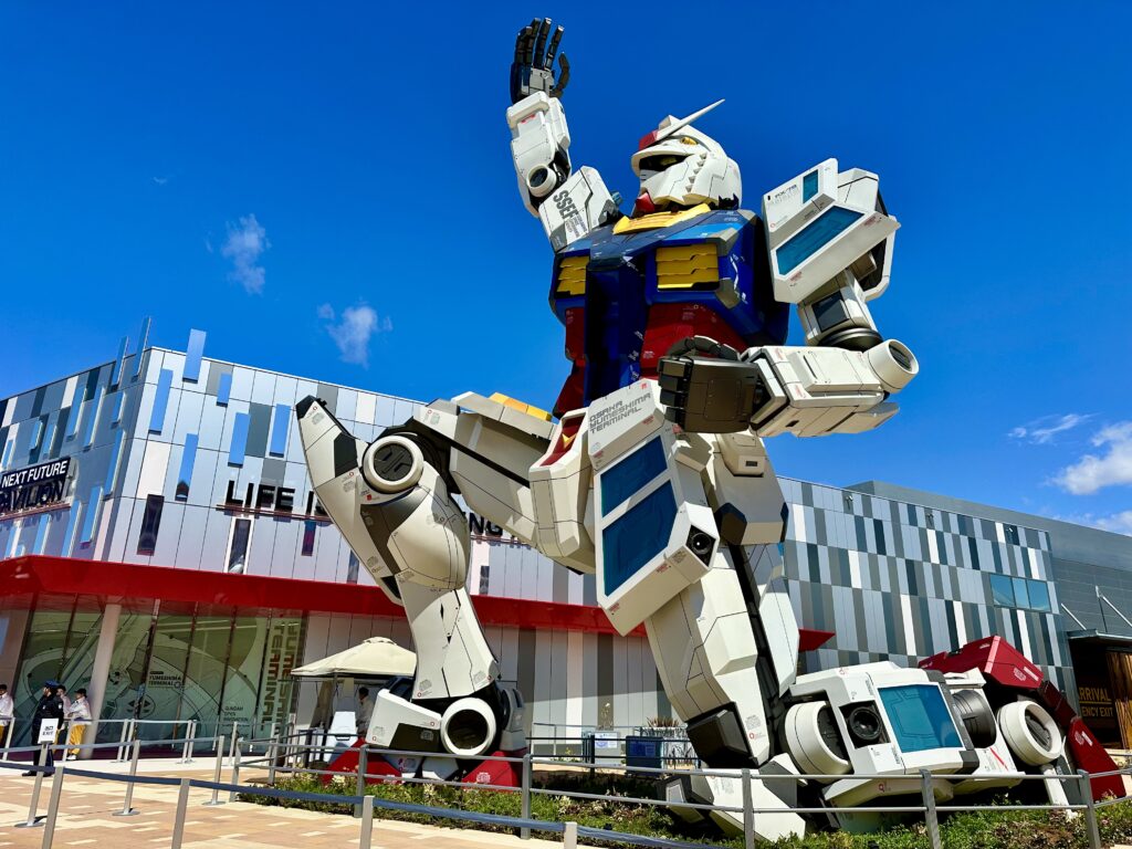 屋外に展示する約17mの実物大ガンダム像は、宇宙、そして未来へと手を差し伸べています