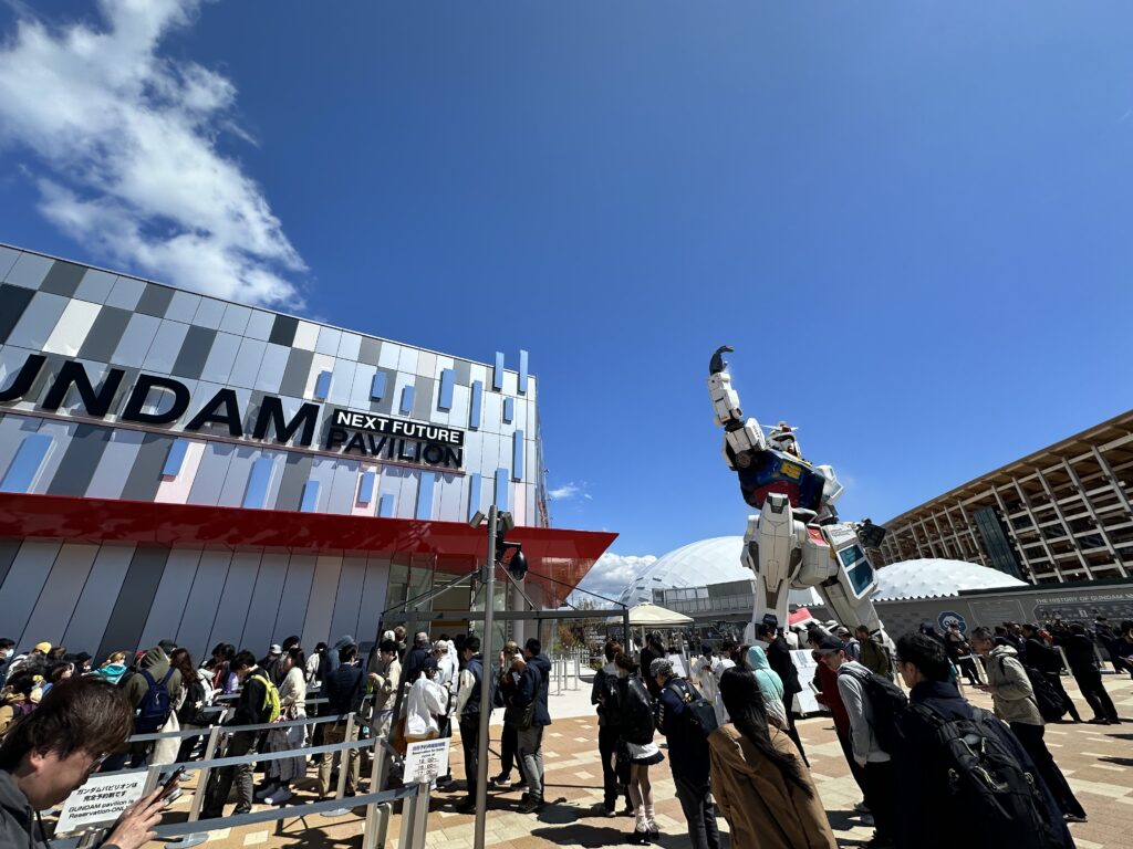 西ゲート近くにあるガンダムパビリオンとガンダム像