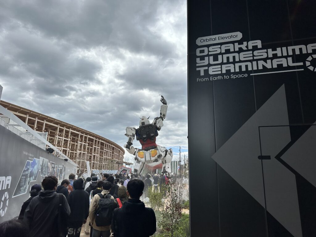退館するときはガンダムの「背中」を見ることができます