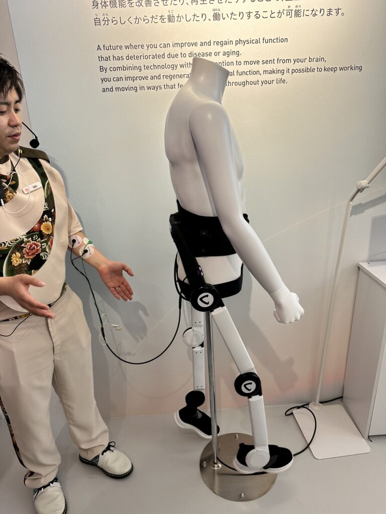 「動け」と念じるだけで動く装着型サイボーグのデモンストレーション