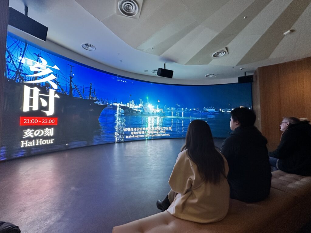 中国各地の映像が流れ旅行した気分になります