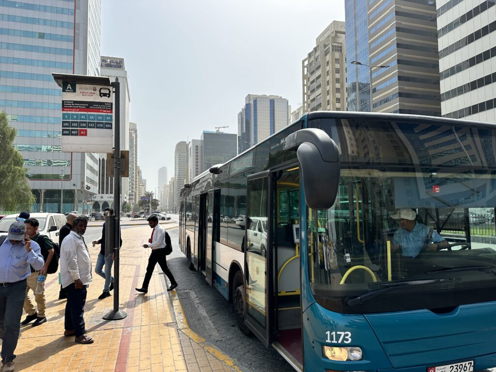 アブダビの中心街を走る路線バス